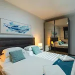 Luxury Apartment *