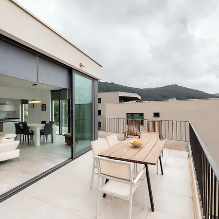 Luxury Apartment *