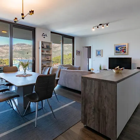 Luxury Apartment *