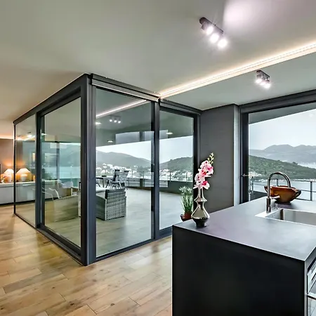 Luxury Apartment *